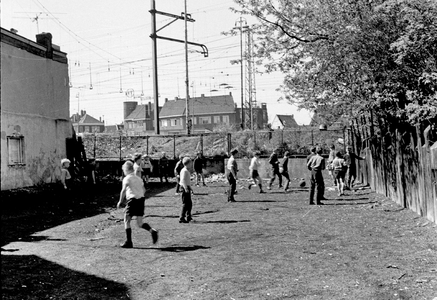 55654 Gezicht op het speelterrein met spelende kinderen naast het pand 1e Daalsedijk 102 te Utrecht.